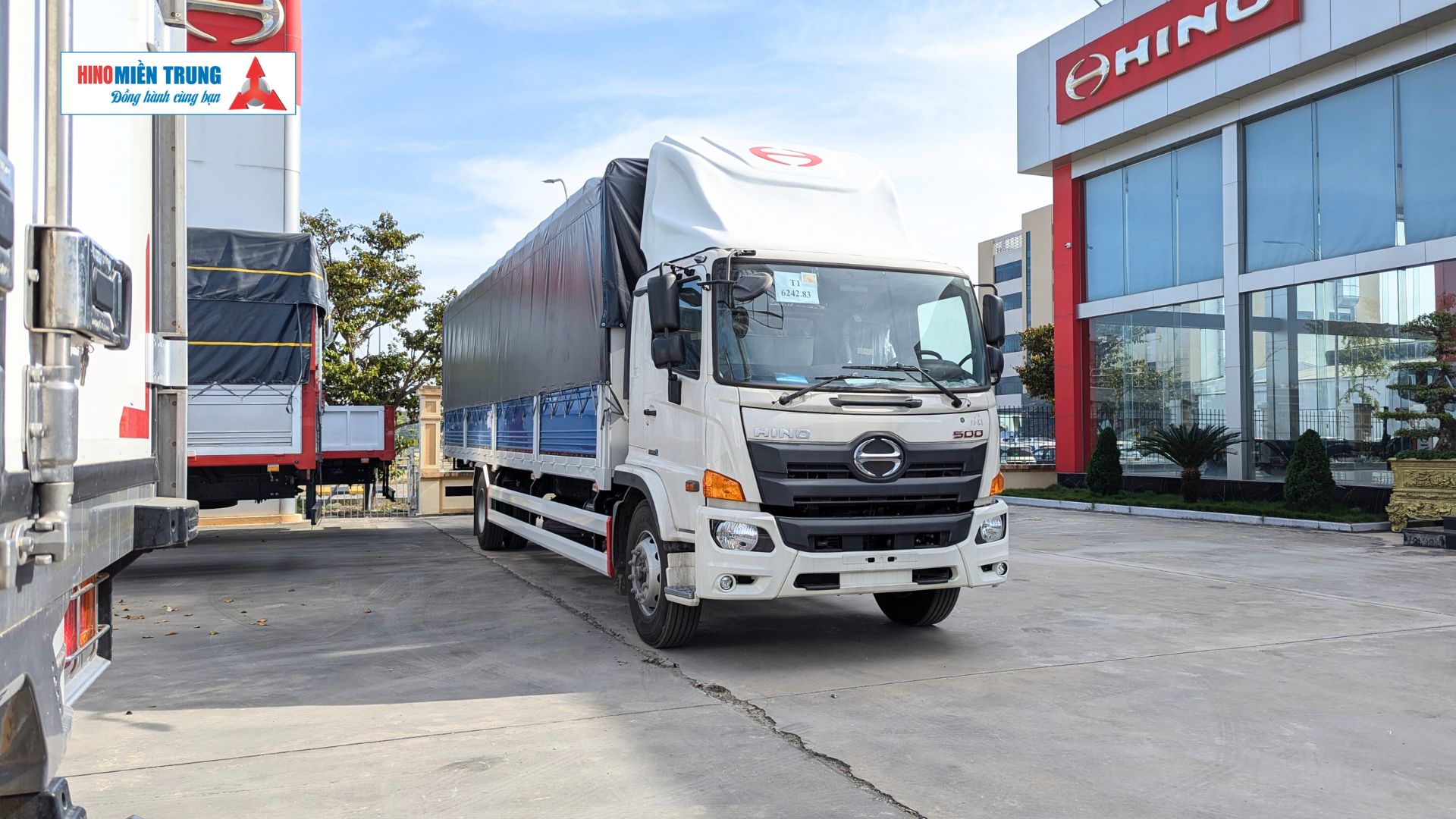 Hino-FG8JT8A-PGX-thung-mui-bat Hino-FG8JT8A-PGX-thung-mui-bat