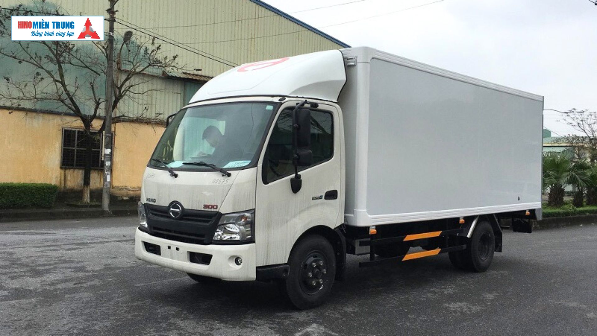 Hino 300 Xzu720 - Thùng kín Composite