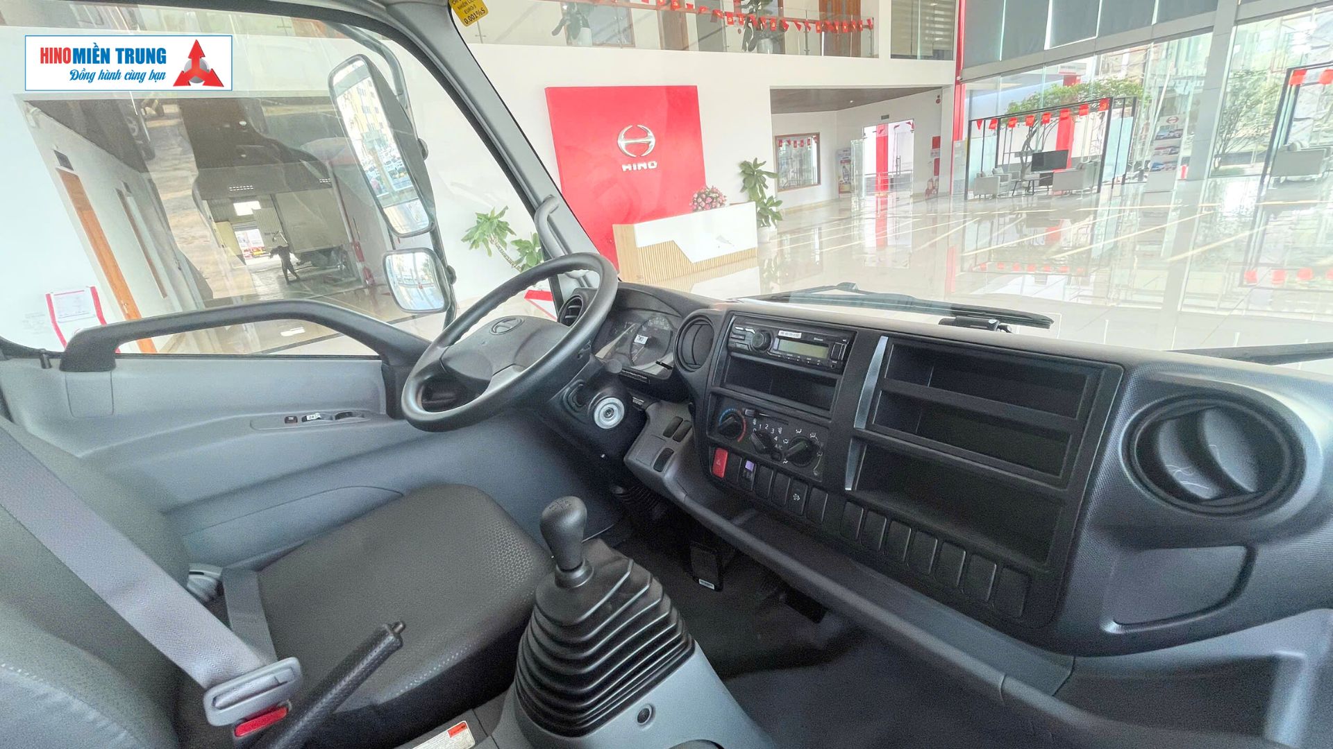 Bên trong cabin xe Hino 300 Euro 5