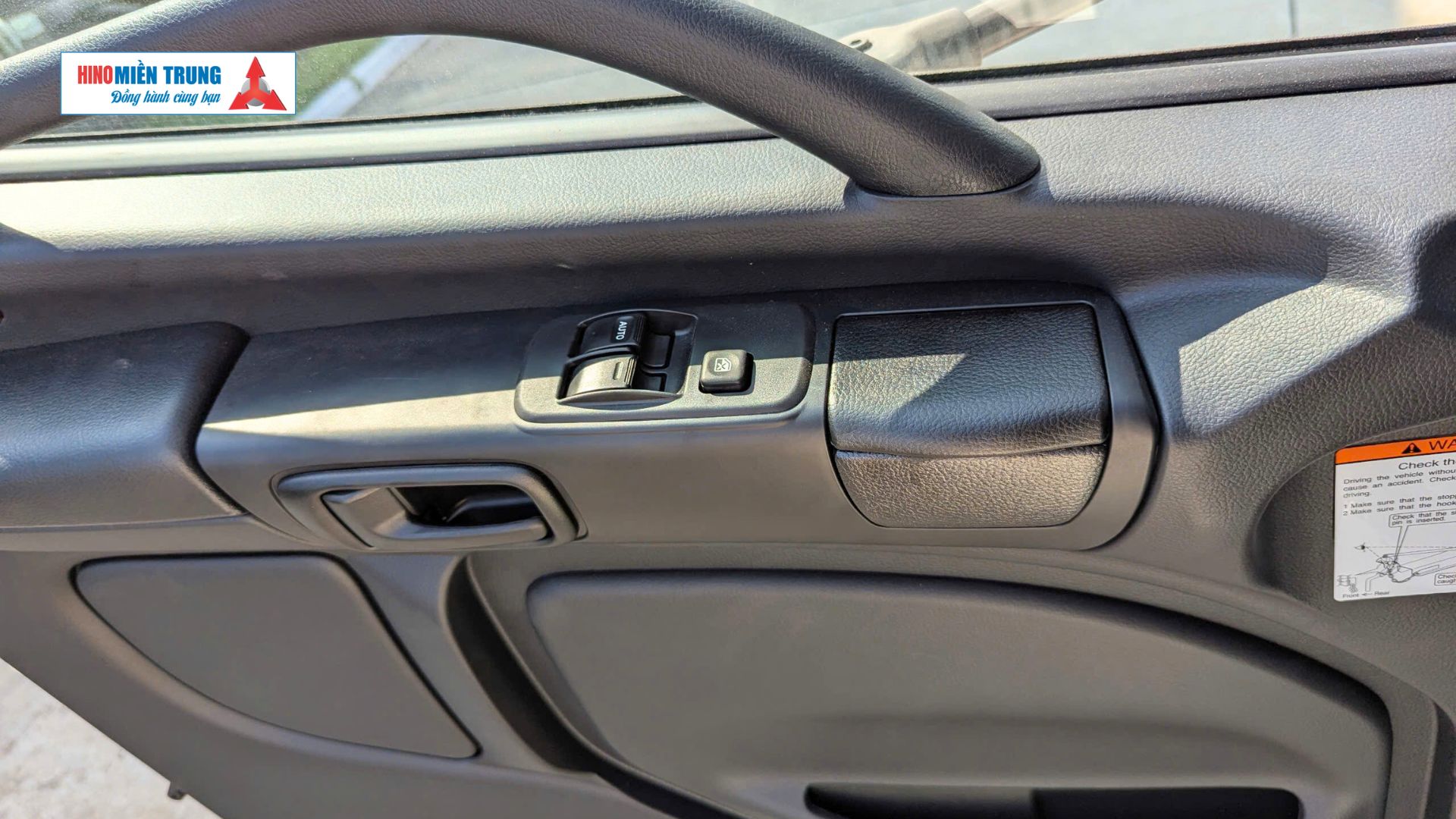 cua-xe-Hino-FG8JT8A-PGX