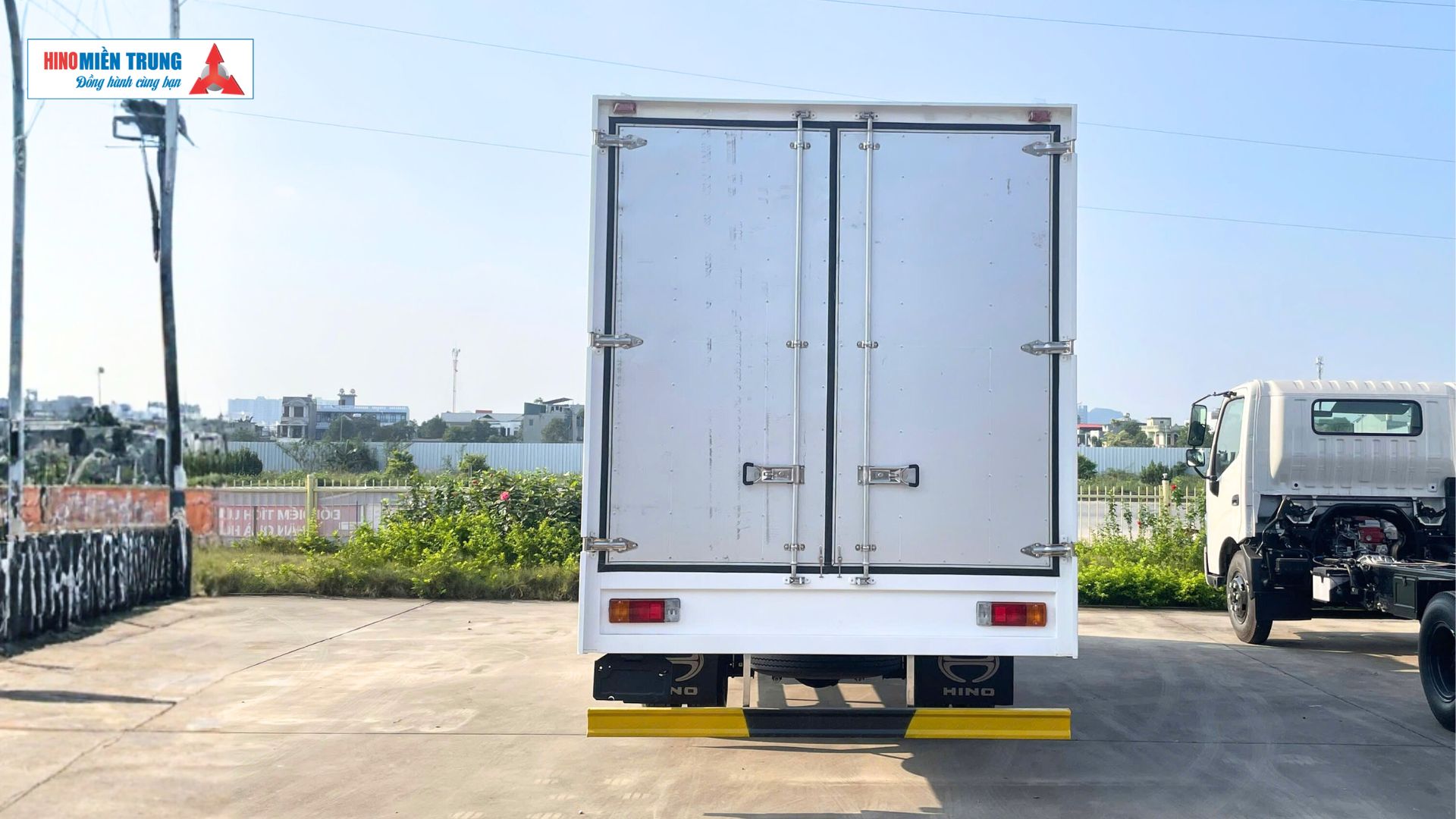 Thùng kín trên xe Hino 300 Xzu 720L