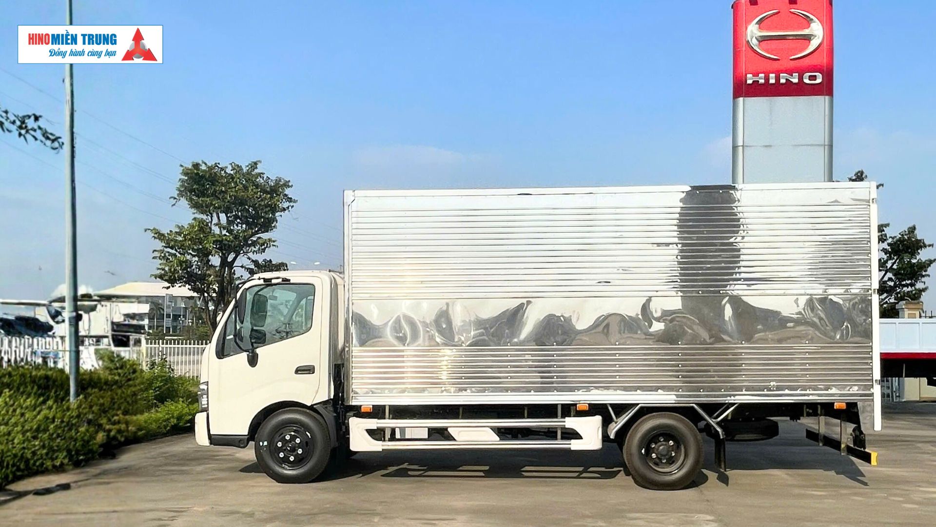 Phiên bản thùng kín trên Hino XZU720