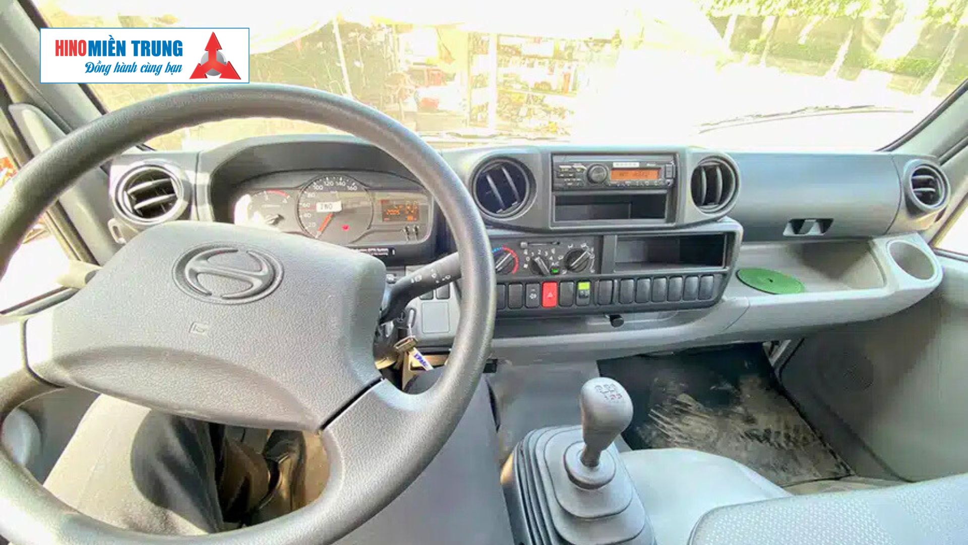 Thiết kế Cabin tiêu chuẩn – Gọn gàng và Tiện nghi Trên Hino XZU650