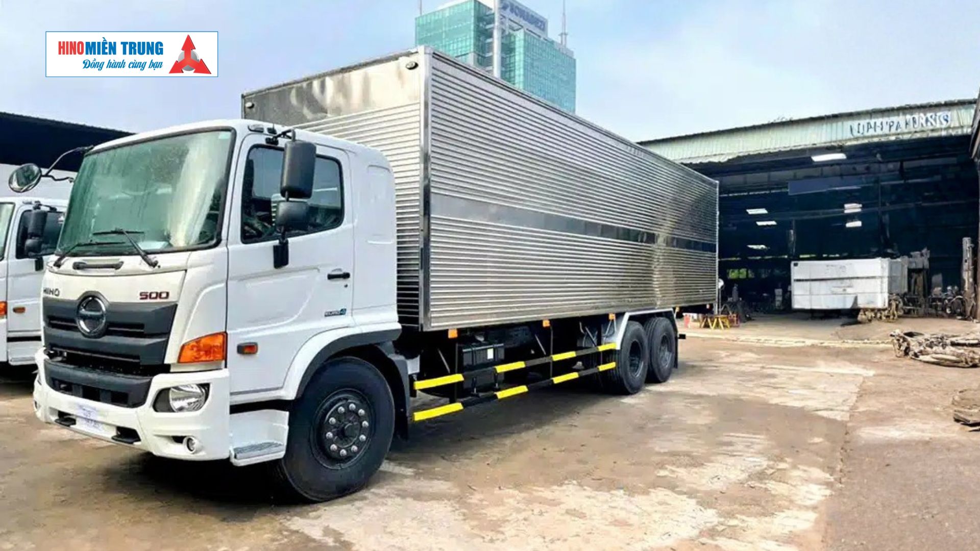 Hino FL Trang Bị Thùng Kín