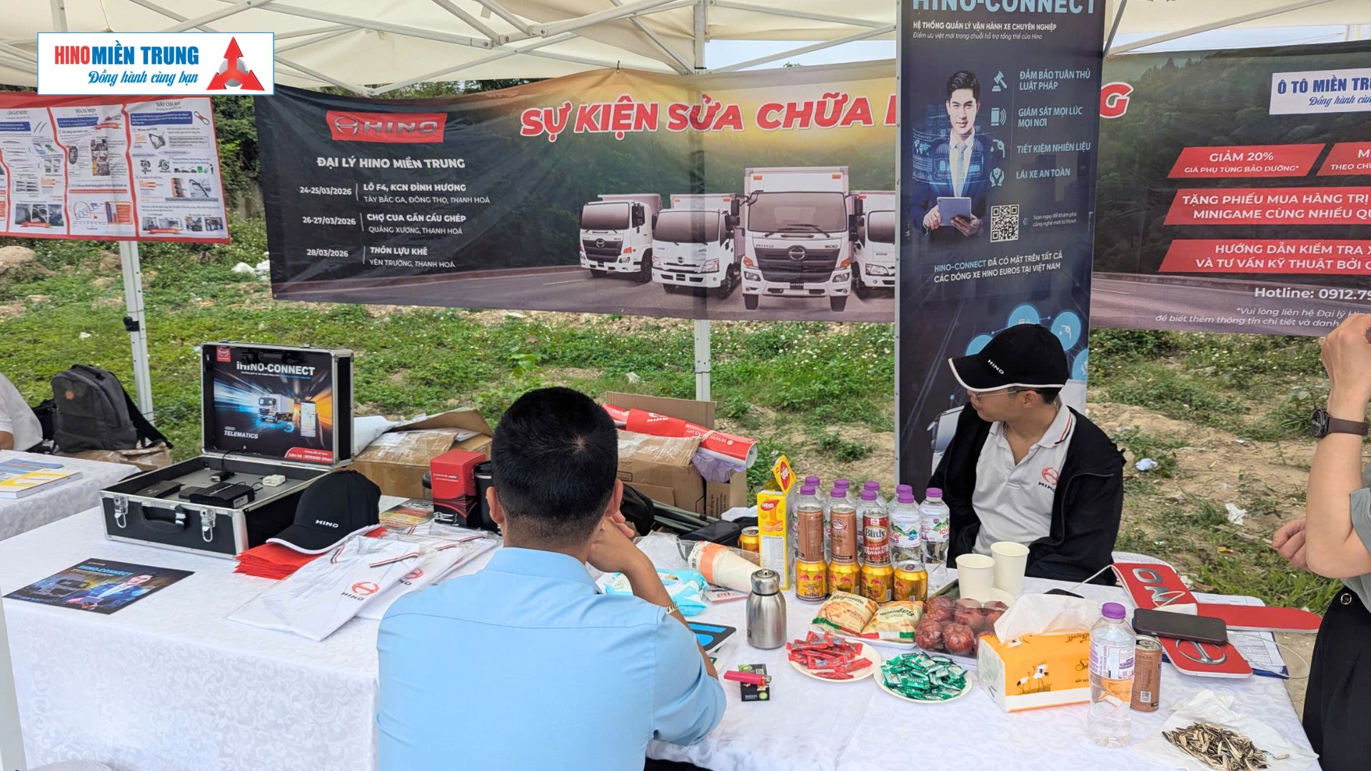 Tư vấn cho khách hàng về sự kiện Hino