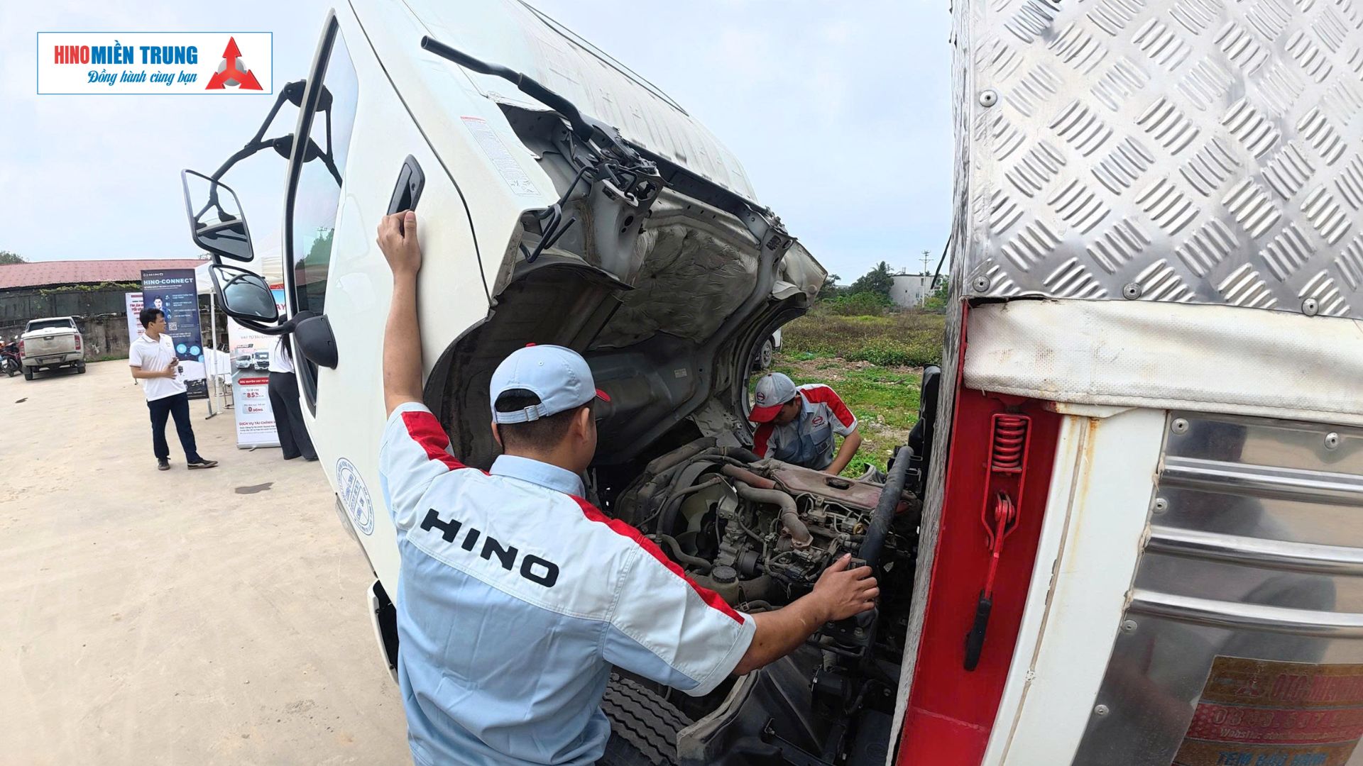 Tiên hành kiểm tra sửa chữa cho khách hàng Hino