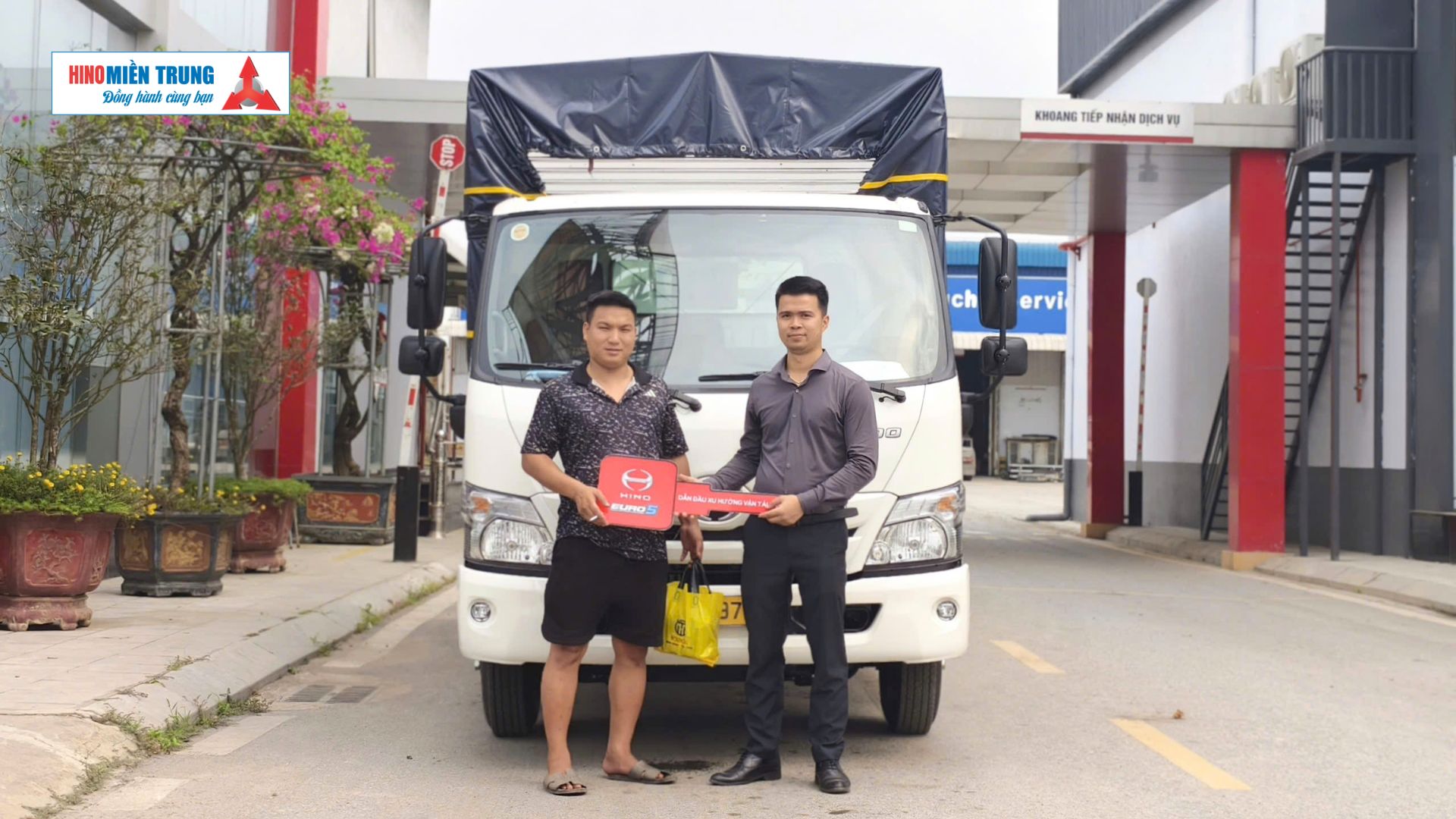 Giao xe Hino 300 Cho Khách Hàng Tại Đại Lý