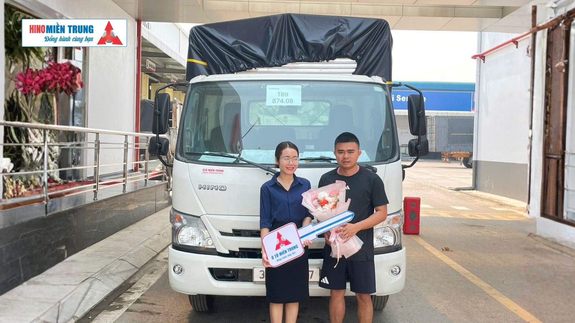 Lễ bàn giao xe tải Hino 300 Series chính hãng cho khách hàng