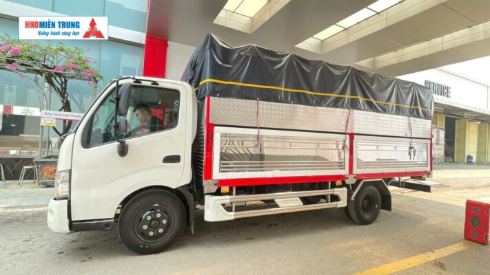 Xe tải Hino 300 XZU720 thùng mui bạt trưng bày tại showroom