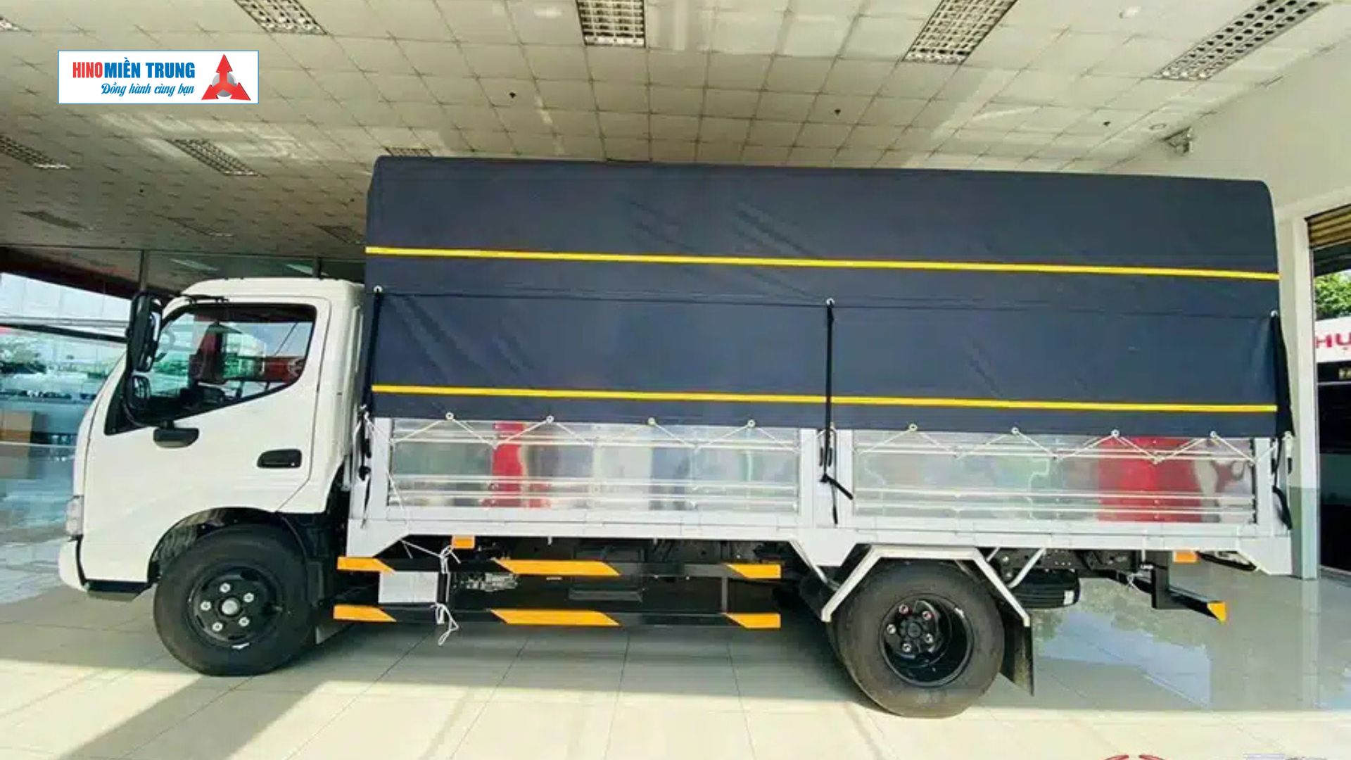 Hino 300XZU 4,99 Tấn - Thùng Mui Bạt