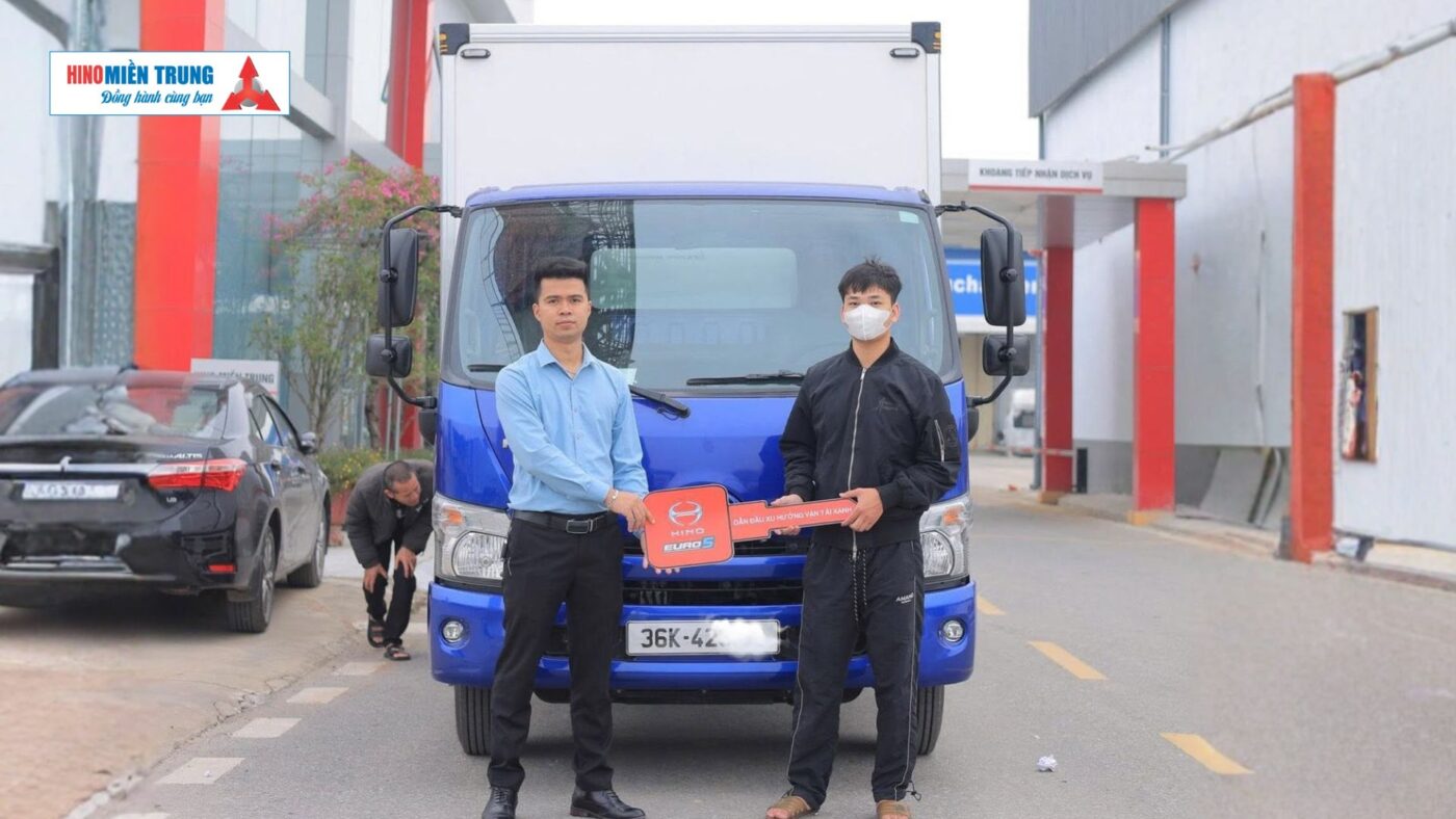 Bàn giao xe tải nhẹ Hino 300 Cho khách hàng tại Thanh Hóa