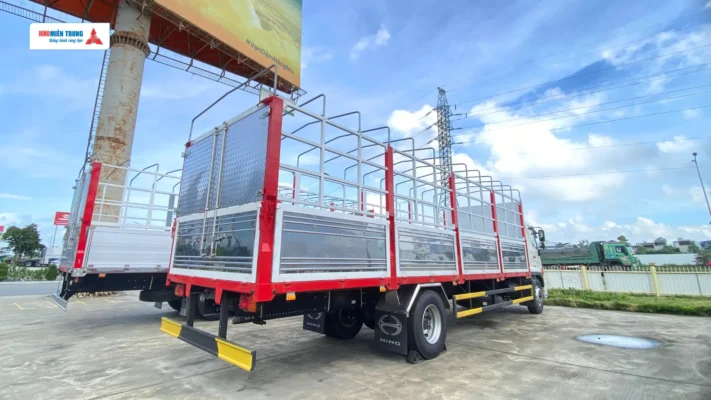 Xe tải Hino được trang bị thùng mui bạt