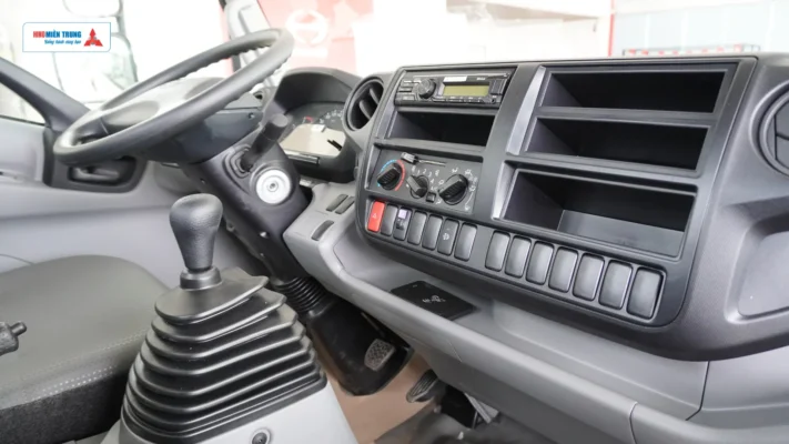 Xe Hino XZU 730 trang bị các tính năng hiện đại cùng điều hoà mát sâu