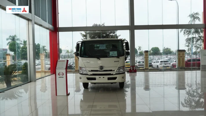 Hino 300 xzu 730 với Chassis chuẩn tại showroom