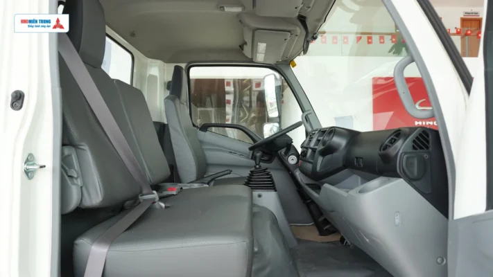 Cabin nội thất xe Hino XZU730 rộng rãi thoải mái không kém phần tiện nghi
